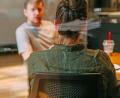 Bild: djd/adeccogroup.de/Unsplash
Den Blickkontakt halten und Interesse signalisieren. So können Bewerber selbstbewusst im Jobinterview auftreten und Kompetenz ausstrahlen.