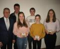 Bild: rbg
Für ihre zahlreichen Wettkampfstarts für den Tirschenreuther Schwimm-Club ehrten Bürgermeister Franz Stahl und der bisherige Vorsitzende Hubert Brech (von links) Lena Rath (750 Starts), Fynn Legat, Marlene Züllich und Carina Bönisch (je 500 Starts).
