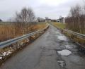 Bild: gi
In katastrophalem Zustand befindet sich die Gemeindestraße von Rohrhof nach Dreihöf. Auch die Brücke über den Loisbach ist bald nicht mehr befahrbar.