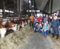 Bild: rn
Auf glückliche Küche treffen die ÜCWler beim Besuch des Anwesens von Roland Völkl (hinten, Dritter von links).