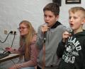 Bild: sön
Beim Karaoke schmetterten Moritz und Felix (von rechts) wie Helene Fischer „Atemlos durch die Nacht“. FÖJlerin Franziska sorgte per Laptop für Bild- und Textuntermalung.