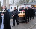Bild: do
Eine riesige Trauergemeinde nimmt im Friedhof in Oberbibrach Abschied von Johann Schecklmann, einem "Biwricher Urgestein", wie es in vielen Traueransprachen heißt.