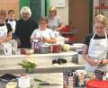 Bild: weu
Viel Freude und Können bewiesen die Schüler beim Vorbereiten des vegetarischen Menüs unter Anleitung von Gourmetkoch Gerd Reinhardt (Vierter von rechts).