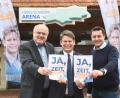 Bild: Gabi Schönberger
Ehrenkreisvorsitzender Lothar Höher, OB-Kandidat Benjamin Zeitler und Kreisvorsitzender Stephan Gollwitzer stellen das CSU-Programm in der Hans-Schröpf-Arena vor. Auch dieser Ort ist mit Bedacht gewählt. Er soll an die mächtige CSU unter der Ägidie Schröpfs und zugleich an die damals großen Fortschritte in der Stadtentwicklung erinnern, für die das Freizeitzentrum an der Raiffeisenstraße steht.