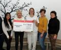 Bild: Dobmeier
Die Nofi-Laufgruppe aus Vohenstrauß übergibt 1200 Euro aus der Weihnachtsmarktaktion auf Schloss Friedrichsburg an Dr. Stephanie Kuchlbauer (Dritte von rechts) im neuen "Raum der Stille" der Palliativstation.