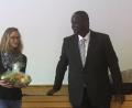 Bild: mrb
Miriam Beer überreicht Chefarzt Vincent Wanji einen Obstkorb.