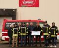 Bild: lst
Die Steyr-Club- und Anbaugenossenschafts-Verantwortlichen Walter Pröls, Reinhard Alberti, Joachim Wagner und Wolfgang Bock (von links.) überreichen an die Feuerwehr Floß, vertreten durch Felix Witzl, Florian Witzl, Felix Müller und Mathias Vrhovec (von links, in Uniform) 1000 Euro für die Anschaffung eines neuen Schlauchwagens.