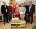 Bild: sön
Im Namen des Siedlerbunds Ensdorf im Verband Wohneigentum übergaben Vorsitzender Reinhard Ott, Kassiererin Rita Brem-Wittman (von links) und Schriftführerin Gerlinde Hafenbradl (Vierte von links) die Gesamtspende über 800 Euro an Kindertagesstätten-Leiterin Katharina Simon (Dritte von links) aus Rieden und ihre Kollegin Manuela Mayr auf Ensdorf (Fünfte von links). Für Gemeinden und Pfarreien dankten Bürgermeister Markus Dollacker, Pfarrer Slawomir Niemczewski SDB, Pfarrer Gottfried Schubach und Bürgermeister Erwin Geitner (hinten von rechts).
