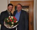 Bild: ak
Ortsvorsitzender Rudi Heier (rechts) dankte SPD-Landratskandidat Jan-Michael Fischer mit einen Blumenstrauß für seinen Vortrag.