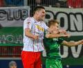Bild: Armin Weigel/dpa
Andreas Albers von Regensburg (l.) und Maximilian Sauer von Fürth beim Kopfballduell.