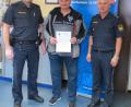Bild: Polizeiinspektion Eschenbach
Weil Robert Tafelmeier (Mitte) "echten Bürgersinn" bewiesen hat, überreichen ihn Polizeihauptmeister Christoph Wenzl (links) und erster Polizeihauptkommissar Werner Stopfer ein Dankschreiben des Polizeipräsidenten.
