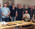 Bild: lep
Beim Männerkochkurs in der Dorfhalle Altzirkendorf stehen sowohl Rezepte als auch das Kochhandwerk im Mittelpunkt. Die Teilnehmer zaubern ein tolles Menü, das zum krönenden Abschluss auch komplett aufgegessen wird.