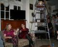 Bild: fpoz
Tante Ingrid und Sabines Mutter lassen sich auf dem Sofa ein Likörchen schmecken, während Sabine (rechts, stehend) versucht, den „Geist Pia“ auf die Reihe zu bekommen.