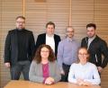 Bild: rti
Der Fachtag „Fachkräfteeinwanderung“ soll auch ein Zeichen sein, dass sich die Landkreise Neustadt/WN und Tirschenreuth sowie die Stadt Weiden als einen Wirtschaftsraum sehen. Dafür stehen (sitzend, von links) Wirtschaftsförderin Barbara Mädl und Bildungskoordinatorin Tina Vetter sowie (hinten, von links) Wirtschaftsförderer Volker Höcht, Wirtschaftsförderer Nicolas Lahovnik, Bildungskoordinator Kevin Fischer und Bildungskoordinator Ahmed El-Zein.