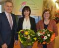 Bild: jr
Blumen überreichte Bürgermeister Roland Grillmeier an die neuen Leiterinnen des Kinderhauses „Die kleinen Hankerler“, Susanne Fellner und ihre Stellvertreterin Ramona Zeitler (von links).