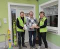 Bild: jhö
Die Vorsitzenden Christine Walter (rechts) und Josef Höllerl (links) heißen Holger Götz als 222. Mitglied mit einer Samenmischung für eine Bienenweide im Obst- und Gartenbauverein willkommen.