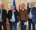 Bild: bl
Viktor Sauerwein (Zweiter von rechts) ist neuer Pächter des Gastronomiebetriebs im Freizeitzentrum Perschen. Vorgänger Erich Wiesenbacher (links neben ihm) sowie die Bürgermeister Armin Schärtl (links) und Richard Tischler haben ihn schon mal vorgewarnt, was da bei schönem Wetter auf ihn zukommt.
