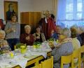 Bild: twi
Die Junggebliebenen stoßen mit den Organisatorinnen Gertraud Heidner (links), Monika Schmidt (stehend, Dritte von links) und Barbara Wilke (stehend Vierte von links) aufs neue Jahr an.