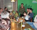 Bild: stg
Heidrun Schelzke-Deubzer (stehend) will Kemnather Bürgermeisterin werden – und im neuen Stadtrat sollen fünf Grüne sitzen.