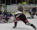 Bild: gb
Die Blue Devils besiegten am Freitag die Starbulls Rosenheim verdient mit 5:2. Hier klärt der starke Weidener Keeper Daniel Filimonow gegen den frei vor ihm auftauchenden Joshua Mitchell.