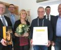 Bild: Hirsch
Blumen, Geschenke und eine Urkunde bekamen Monika Schlegel und Georg Liebl (Mitte) von OB Andreas Feller, Johannes Lohrer vom städtischen Tourismusbüro, Landrat Thomas Ebeling und Joachim Häring vom Zweckverband Oberpfälzer Seenland (von links).