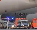 Bild: Boris Roessler
Rettungskräfte und Polizisten stehen neben dem Flugzeug bereit. Foto: Boris Roessler/dpa