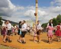 Bild: ads
Eine gute Figur machten die 19 Kirwapaare des Schnoittenbecka Kirwavereins im vergangenen Jahr beim Baumaustanzen. Ab sofort können sich auch schon 16-Jährige daran beteiligen. Die Satzungsänderung ist beschlossene Sache.