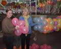 Bild: Paula Gäbelein
Karin Merkel gemeinsam mit Tochter Caterina beim Basteln einer bunten Luftballon Girlande für die Faschingsdekoration.