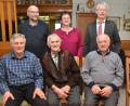 Bild: dob
Die Landwirte Karl Woppmann aus Lerau, Konrad Gmeiner aus Oberbernrieth und Herbert Bäumler aus Obertresenfeld (vorne, von links nach rechts) haben große Verdienste um die Erzeugergenossenschaft "Qualitätskartoffel Waldau" erworben und wurden bereits vor Jahren von Vorsitzendem Roman Rupprecht (hinten, rechts) zu Ehrenmitgliedern ernannt. Am Jubiläum erhielten sie von Rupprecht, Geschäftsführerin Elke Kick und Aufsichtsratsvorsitzendem Norbert Gmeiner aus Woppenrieth bei Waldthurn (hinten. links) Präsente.