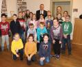 Bild: M. Streich, Stadt Tirschenreuth/exb
Bürgermeister Franz Stahl (hinten Mitte) mit Klassenleiterin Lena Frank (hinten rechts) und der 4a im Foyer des Rathauses.