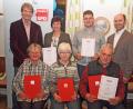 Bild: sön
Gemeinsam mit SPD-Landratskandidat Michael Rischke (stehend links) zeichnete Vorsitzender Hans Ram (stehend rechts) Sieghild Müller, Doris Scharl und Michael Harrer (sitzend von links) für ihre langjährige Treue zur SPD aus. Michael Harrer wurde auch Vereinsmeister vor Sieglinde Scharl und Jakob Platzet (stehend ab Zweiter von links), die Platz zwei und drei bei der Vereinsmeisterschaft erreichten.