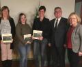 Bild: nbu
Bürgermeister Norbert Bücherl dankt den ehrenamtlich tätigen Elternbeiräten der Grundschule und des Kindergartens sowie stellvertretend deren Leitungspersonen für die harmonische Zusammenarbeit und verabschiedet die ausgeschiedenen Elternvertreterinnen (von links): Rektorin Ulrike Frank, Martina Popp, Regina Wallace, Anja Pröm, Bürgermeister Norbert Bücherl und stellvertretende Schulleiterin Helga Prechtl.
