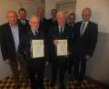 Bild: ibj
Den Ehrenmitgliedern Adolf Schuller und Gerd Eckstein (vorn, von links) gratulieren HKA-Vorsitzender Georg Götz, stellvertretender Kommandant Christian Graf, Kommandant Martin Weiß, Vorsitzender Franz-Josef Rauch, Kreisbrandmeister Michael Iberer und Bürgermeister Bernhard Lindner (hinten, von links).