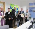 Bild: fg
Den Segen für die neue Außenstelle der Stadt spenden die Geistlichen Johann Hofmann und Stefan Fischer. Verantwortlich für das Projekt zeichnet Architekt Michael Dittmann, Bauleiterin ist Christina Reisinger-Wittmann. Über das gelungene Projekt freuen sich Bürgermeister Hermann Falk und Dritter Bürgermeister Peter Leitsoni (von links).