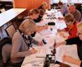 Bild: do
Die Kurse für kreatives Gestalten werden in der Volkshochschule Eschenbach gerne nachgefragt. Acht Hobbykünstlern bietet sich die Gelegenheit, im Kloster Speinshart unter Anleitung der anerkannten Schriftkünstlerin Andrea Wunderlich (vorne, rechts) die Schönschrift zu üben und Abstraktes aufs Bütten- oder Aquarellpapier zu zaubern.