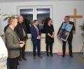 Bild: fz
Vor der kirchlichen Segnung übergibt Pfarrer Christian Kalis das Bild von Don Bosco an Martina Troidl (von rechts).