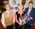 Bild: hai
Bürgermeister Manfred Porsch (von rechts) gratulierte Renate Bär (mit Ehemann Adolf) zum runden Geburtstag.