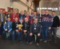 Bild: jr
Zum 48. Mal fand am Samstag das traditionsreiche Schott-Eisstockturnier statt, zum 26. Mal in der Eissporthalle. Pokale gab es für die vier besten Teams, sitzend von links das Siegerquartett von der Werksfeuerwehr mit Hermann Eiglmeier, Reiner Artmann, Stefan Bauer und Andreas Dreßel. Den erfolgreichen Mannschaften gratulierten Wettbewerbsleiter Gerhard Greim (Zweiter von rechts) sowie (von links) Schott-Standortleiter Stefan Rosner und Bürgermeister Roland Grillmeier.