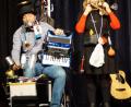 Bild: weu
"Herbert und Schnipsi" strapazierten mit ihrem Humor die Lachmuskeln ihrer Fans, bewiesen in der Schwarzachtalhalle aber auch große Qualitäten als Musiker.
