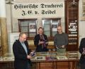 Bild: ANDREAS ROYER
Jürgen Winter, Leiter des Liegenschafts-Referats, Stadtheimatpfleger Markus Lommer, Fördervereinsvorsitzender Peter Geiger und Bürgermeister Michael Göth (von links) freuen sich, dass das Seidel-Anwesen seit Dezember 2019 in städtischem Besitz ist.