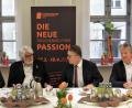 Bild: ubb
Spielleiter Vinzenz Rahn und Bürgermeister Franz Stahl (von rechts) begrüßten zum offiziellen Auftakt der "Europassion 2020" den Generalsekretär der "Vereinigten Europassion", Josef Lang und den Deutschland-Vertreter, Thomas Hummel (Zweiter von links und links) in Tirschenreuth.