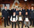 Bild: twg
Die geehrten Mitglieder der Feuerwehr Lochau: (vorne von links nach rechts) Helmut Seebauer, Richard Seitz und Alfred Moller. Hinten von links nach rechts: Kommandant Andreas Heining, Bürgermeister Hubert Kraus, Vorsitzender Alexander Heining, Fabian Krieg (Auszeichnung für 20 Jahre aktiven Dienst), Jugendwart Nico Spörl (10 Jahre aktiven Dienst), zweiter Vorsitzender Tobias Würstl, zweiter Kommandant Gerhard Krieg und Kreisbrandmeister Peter Prechtl.
