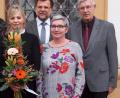 Bild: sön
Der langjährige stellvertretende Vorsitzende der Ensdorfer Caritas-Sozialstation Christian Wenkmann (rechts) wurde vom Vorsitzenden des Caritasverbands Amberg-Sulzbach, Günther Koller (Zweiter vobn links), verabschiedet. Auch Pflegedienstleiterin Christel Knorr (Zweite von rechts) dankte Wenkmann und übergab Luzie Tipold-Wallusch (links), die seit zehn Jahren bei der Sozialstation beschäftigt ist, ein Blumengebinde.