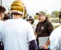 Bild: Tom Borisch
Er trainierte unter anderem die Kümmersbruck Red Devils und Grafenwöhr Griffins, war zuletzt Coach in Nürnberg. Nun kümmert sich James Miller (Zweiter von rechts) um die Offense der Mad Bulldogs Amberg.