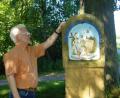 Bild: jml
Bereits vor Jahrzehnten bemüht sich der damalige Ortspfarrer Andreas Schlagenhaufer um die Renovierung des Marterls an der sogenannten Dreifaltigkeit. Heute ist das Flurdenkmal nur noch ein Bild des Jammers. Bürgermeister Rudolf Götz ist frustriert, weil er beim Denkmalschutz mit seinen Nachfragen nicht weiterkommt.