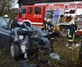 Bild: dob
Eine Seniorin war mit ihrem Auto mitten in Albersrieth frontal gegen einen Baum geprallt. Sie wurde eingeklemmt und musste aus dem Fahrzeug befreit werden.
