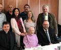 Bild: mef
Zum 100. Geburtstag von Katharina Leinhäupl (sitzend, Mitte) stimmen ihre Familie und Ehrengäste, darunter Landrat Andreas Meier (sitzend, rechts) ein Ständchen an.