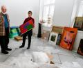 Bild: Clemens Hösamer
Künstlerhaus-Leiterin Christina Lanzl (rechts) und ihr Vor-Vorgänger Heiner Riepl katalogisieren die Kunstwerke, die die Kebbel-Villa für den Bezirk, die Stadt und den Förderverein verwaltet. Das Bild "Trans" von Markus Kronberger, das Lanzl in Händen hält, hat beispielsweise die Stadt im Jahr 2009 angekauft.
