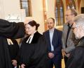 Bild: bkr
Regionalbischof Klaus Stiegler (links) und die Wegbegleiter Pfarrer Dirk Grafe (von rechts), Pfarrer Stefan Fischer, Gerhard Eber und Alexander Spies berufen Kathrin Spies in das Amt der Pfarrerin.