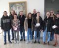 Bild: knh
Über den Geldsegen der Kolping-Vorsitzenden Georg Schlehuber und Georg Seiser (von links) freuen sich Silke Sommer, Engelbert Mayer, Hubert Grill, Leonie Tafelmeier mit zwei Ministrantinnen, Susanne Hausmann und Claudia Bertelshofer.